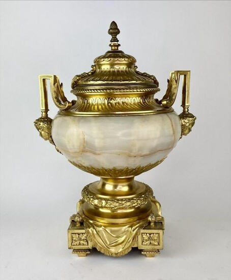 A LARGE 19TH C. DORE BRONZE AND ONYX CENTERPIECE