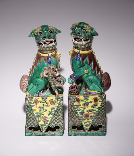 A LARGE PAIR OF CHINESE FAMILLE VERTE FIGURES OF LION DOGS