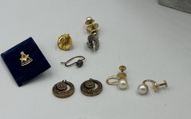 A PAIR OF 14K GOLD PEARL EARRINGS AND PINS