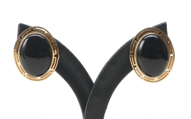 A PAIR OF VINTAGE ONYX EARRINGS, TO POST AND CLIP FITTINGS IN 14CT GOLD, LENGTH 20MM