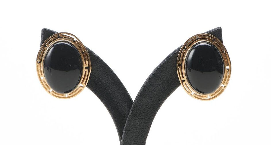 A PAIR OF VINTAGE ONYX EARRINGS, TO POST AND CLIP FITTINGS IN 14CT GOLD, LENGTH 20MM