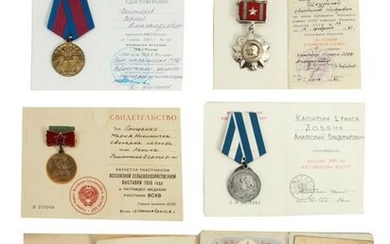 A RUSSIAN SOVIET MEDALS / BADGES WITH DOCUMENTS