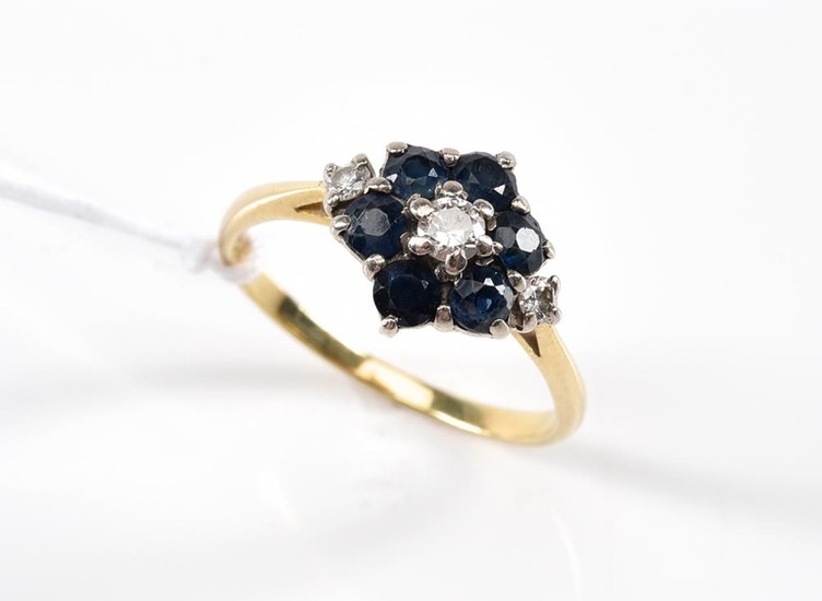 A SAPPHIRE AND DIAMOND CLUSTER RING IN 18CT GOLD, RING SIZE P-Q.