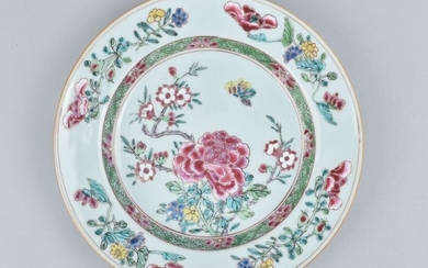 A VERY FINE CHINESE FAMILLE ROSE PLATE DECORATED WITH A BUTTERFLY - Porcelain - China - Yongzheng (1723-1735)
