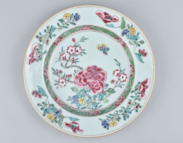 A VERY FINE CHINESE FAMILLE ROSE PLATE DECORATED WITH A BUTTERFLY - Porcelain - China - Yongzheng (1723-1735)