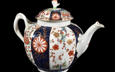 A Worcester 'Queen's' pattern teapot and cover