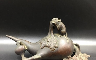 A bronze Okimono (figurine) of a fortune mouse on a raddish (1) - Bronze - Japan - Shōwa period (1926-1989)