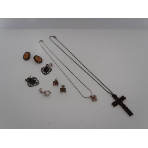 A collection of miscellaneous jewellery including a garnet s...
