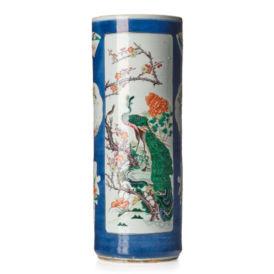 A large umbrella stand/vase, late Qing dynasty, circa 1900.