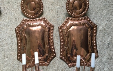 A pair of 19.-20th century Baroque style copper wall sconces, each with two candlesticks. H. 48 cm. W. 27 cm. (2)