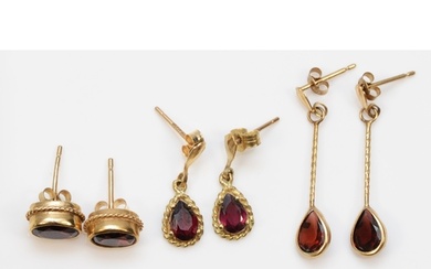 A pair of 9ct gold garnet stud earrings, 8 x 6mm, together w...