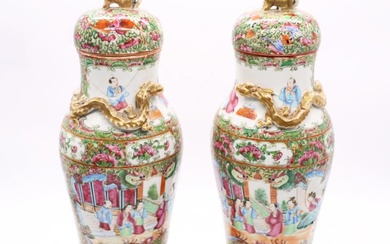 A pair of late 19th century small Cantonese famille rose...