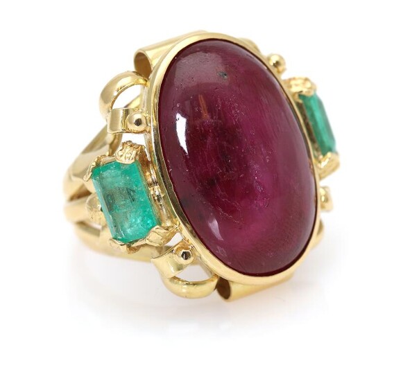 NOT SOLD. A ruby and emerald ring set with a ruby weighing app. 3.90 ct. flanked by two emeralds, mounted in 18k gold. Size app. 55. – Bruun Rasmussen Auctioneers of Fine Art