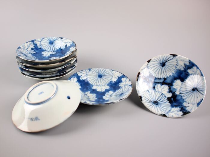 A set of 8 Old Imari plates decorated with the typical Japanese flower, Chrysanthemum (8) - Porcelain - Japan - Meiji period (1868-1912)