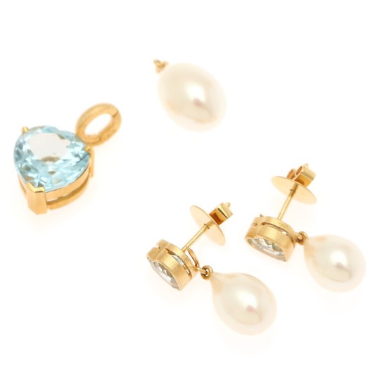 A topaz and pearl jewellery set comprising a hinged pendant and a pair of ear pendants each set with a topaz and a detachable pearl, mounted in 18k gold. (3)