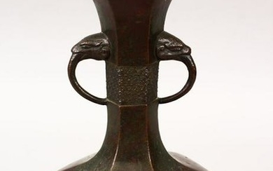 AN 18TH CENTURY CHINESE BRONZE ARCHAIC STYLE TWIN