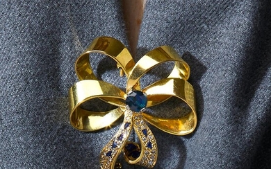 ANNEES 1940 BROCHE NOEUD DE RUBAN A sapphire, diamond and 18K yellow gold brooch, circa 1940. Gross weight : 17,6 gr. Dimensions : 5...