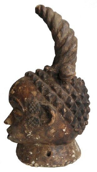 Afrique. Belle tête Idoma (Nigéria). Tête idoma surmontée d'une importante corne sculptée. Accidents, manques et...