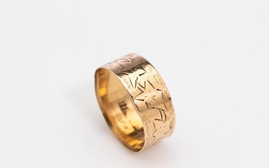 An Australian hallmarked 15ct gold ring C: 1910, finely etched with trailing ivy to symbolise love, fidelity and friendship, size "R"