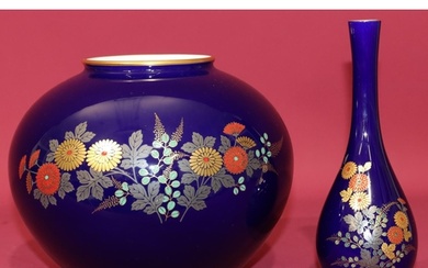 An Oriental 20th Century round bulbous thin necked vase on r...