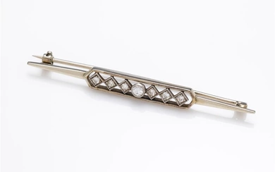 An antique bar brooch with platinum set on 18ct white...