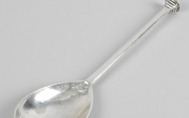 An early 17th century silver seal-top spoon, the fig