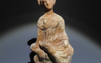 Ancient Greek Terracotta Pretty Female figure. 18,5 cm H. 4th Century BC. Fine.