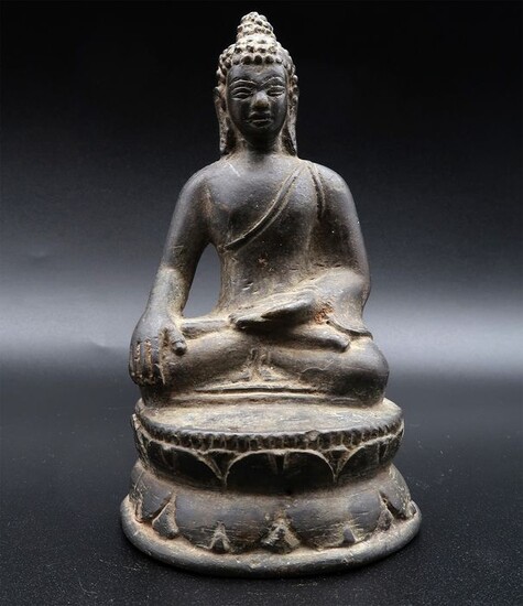 Ancient bronze Buddha in lotus pose, taking the earth as witness - Bronze - Thailand - 19th century