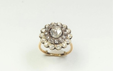 Antique ring in two-tone 18K (750/oo) gold, the round scalloped...