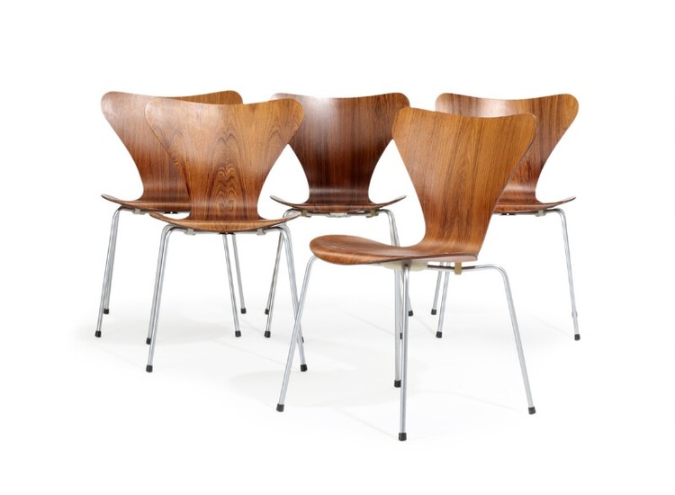 Arne Jacobsen: “Seven Chair”. A set of five rosewood chairs with plywood shell, chromium-plated steel frame. Manufactured by Fritz Hansen, 1965. (5)