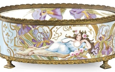 Art Nouveau centerpiece in Sèvres porcelain with gilt
