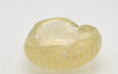 BAROVIER & TOSO. MURANO GLASS BOWL, WITH GOLD GLITTER AND ASYMMETRICAL AIR POCKETS, ITALY, AROUND 1950S.