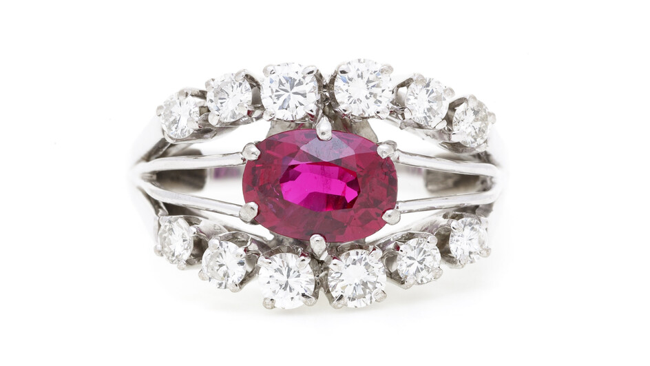 Bague or gris 750 sertie d'un rubis taille ovale entouré de diamants taille brillant, doigt env. 49-9