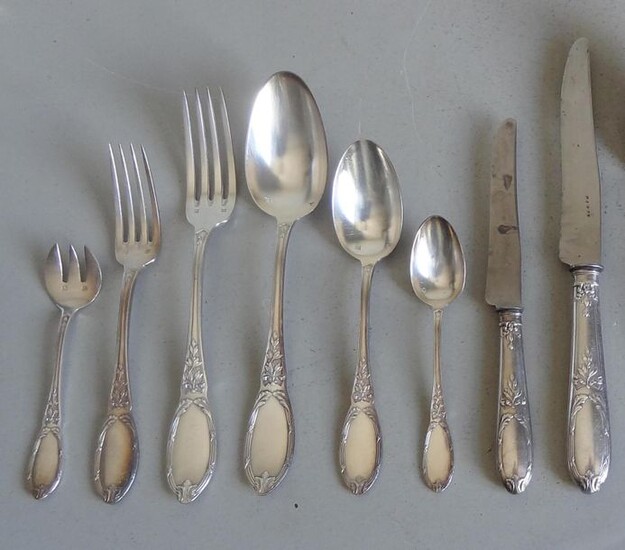 Beautiful silver plated metal housewife. Moulded and chiselled model of leaves and ribboned rushes forming a medallion on the spatula. (105 pieces)