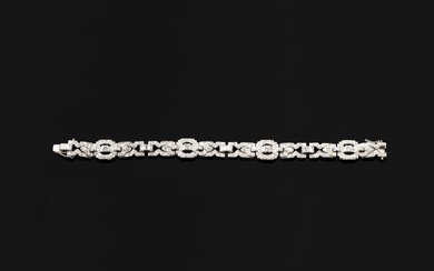 Bracelet articulé en platine (850e), composé de maillons géométriques ajourés ornés de diamants taille ancienne...
