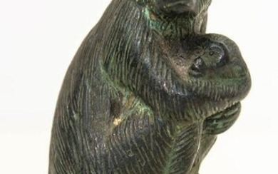 Bronze statuette. China, 18th century. Monkey and pup.