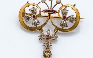 Brooch in 18K yellow gold (750 thousandths) decorated with symmetrical...