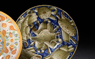CASTELDURANTE, XVIe siècle Petit plat rond en majolique à décor en grisaille rehaussé en brun...