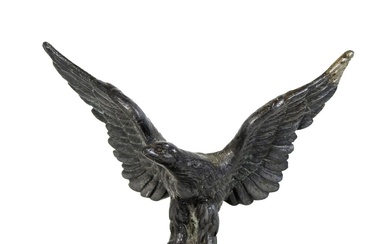 CHENARD & WALCKER : Mascotte automobile en étain et bronze doré représentant un aigle déployé....