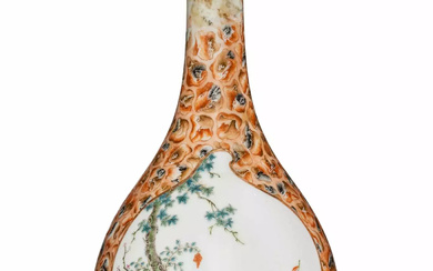 CHINE, XIXe siècle Elegant petit vase en porcelaine