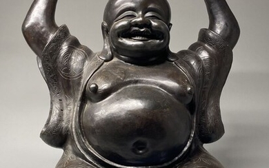 CHINE, XXe. Statue de Hotei en bronze, représenté assis sur un sac, les mains levées,...