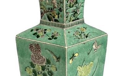 CHINESE QING DYNASTY PAINTED PORCELAIN VASE