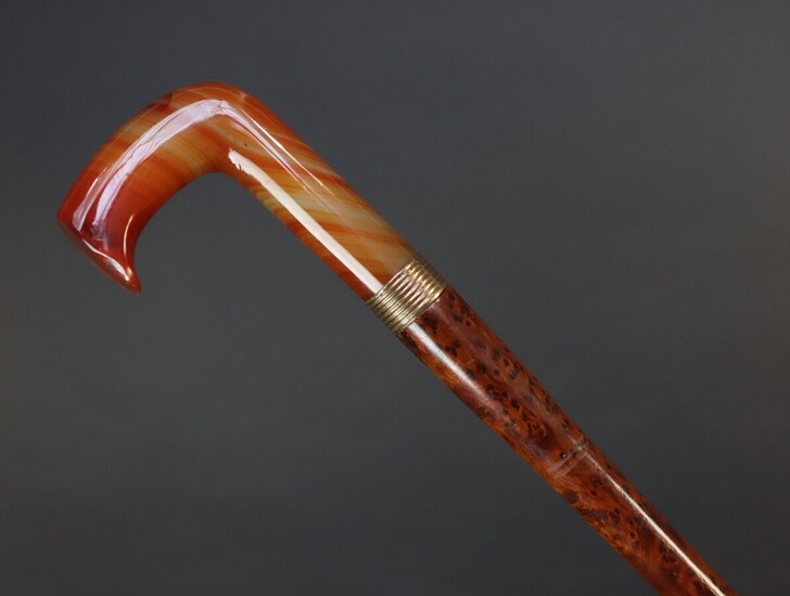 Varnished burl shaft cane. Agate knob with gold ring. Horn tip. Early 20th century. Height 88,5 cm