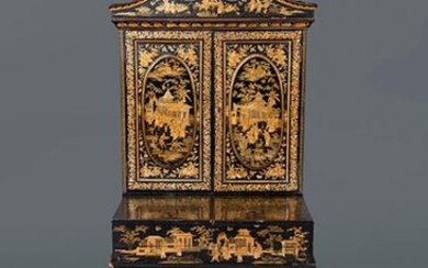 Cantonese Cabinet, end of 19th century. In black lacquered wood with "chiniseries" decoration in gold. Upper part with double door and interior divided into drawers and central doors. Table with compartmentalized interior and different sewing tools
