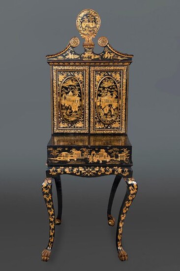 Cantonese Cabinet, end of 19th century. In black lacquered wood with "chiniseries" decoration in gold. Upper part with double door and interior divided into drawers and central doors. Table with compartmentalized interior and different sewing tools