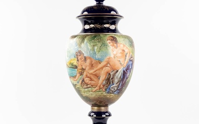 Capodimonte Italie, un grand vase avec un décor peint à la main "Deux nus". Glaçure...