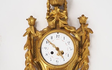 Cartel d'applique de style Louis XVI en bronze doré, à décor de vase à...