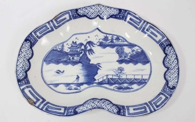 Caughley kidney shaped dish, circa 1785, decorated in blue and white with the Weir pattern, 27.5cm wide
