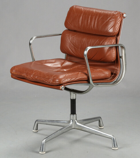 Charles Eames. Softpad armstol, Model EA-208. Sæde og...