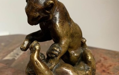 Charles Valton (1851-1918) - Sculpture, two lionesses - Bronze - Early 20th century